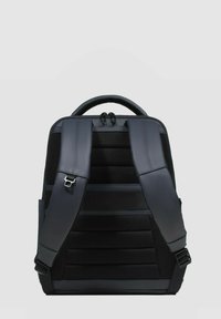 Sac à dos gris foncé avec dos en mesh rembourré, bretelles réglables et détails métalliques. Présente un design élégant et moderne avec des textures contrastées.