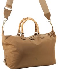 Braune Nylon-Handtasche mit Bambusgriffen und abnehmbarem Schulterriemen, ausgestattet mit einem Reißverschluss, glatter Oberfläche und dezenter Markenkennzeichnung.