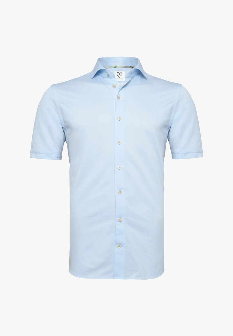 Hellblaues kurzärmliges Hemd aus glattem Stoff, mit durchgehender Knopfleiste und klassischem Kragen, versehen mit dezenten Stichdetails.