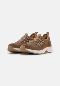 Braune Wildledersneaker mit Mesh-Einsätzen, elastischen Schnürsenkeln und einer weißen Sohle. Verfügt über eine Schlaufe an der Ferse für einfaches Anziehen. Strukturierten Akzenten auf dem Obermaterial.