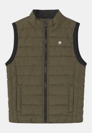 Gilet matelassé vert olive avec un col montant, une fermeture éclair à l'avant et des emmanchures noires. Comprend deux poches latérales et un écusson logo sur la poitrine.