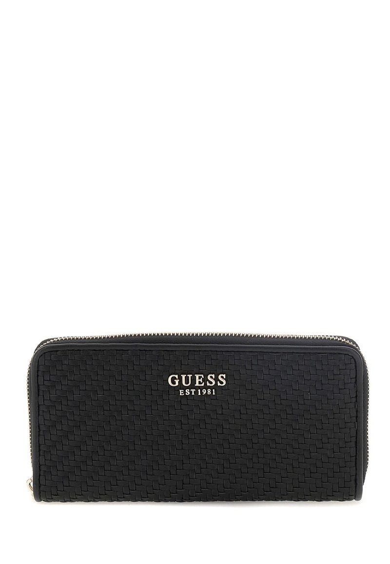 Portafoglio intrecciato nero con superficie texturizzata, dotato di cerniera argentata e logo con la scritta "GUESS EST1981". Forma rettangolare con design piatto.