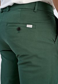 Lindbergh SUPERFLEX  - Pantalones chinos - deep green