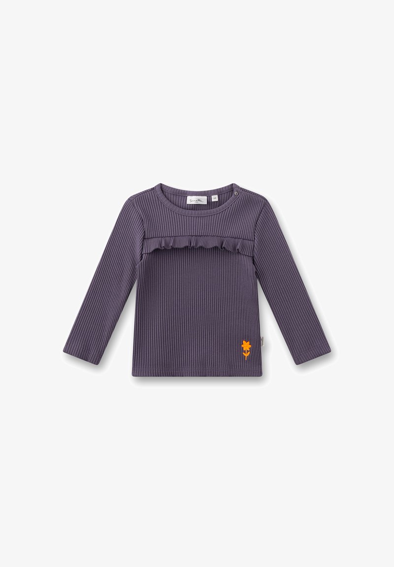 Langärmeliges, geripptes lila Oberteil mit einem Rüschendetail über der Brust und einer kleinen orangefarbenen Blumenstickerei auf der linken Vorderseite.