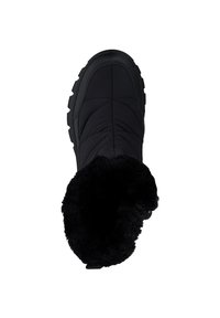 Botín negro de invierno con parte superior de nailon acolchado, suave forro de piel sintética en el cuello y suela de goma texturizada para agarre y tracción.