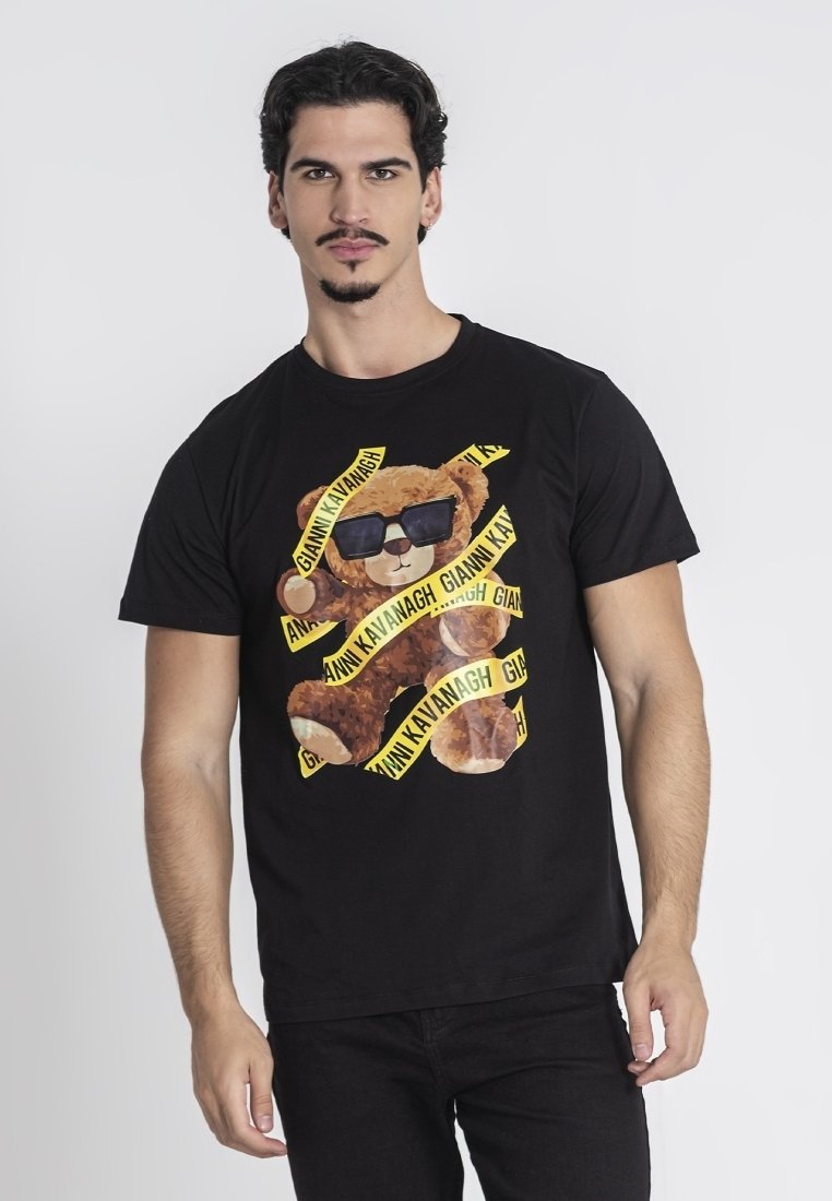 Camiseta de algodón negra con gráfico de un oso usando gafas de sol, rodeado de cinta de marca amarilla con texto repetido, mangas cortas y cuello redondo.