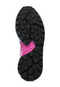 Svart gummiskosula med texturerat mönster bestående av fyrkantiga och triangulära former; rosa och blå accenter på sidorna.