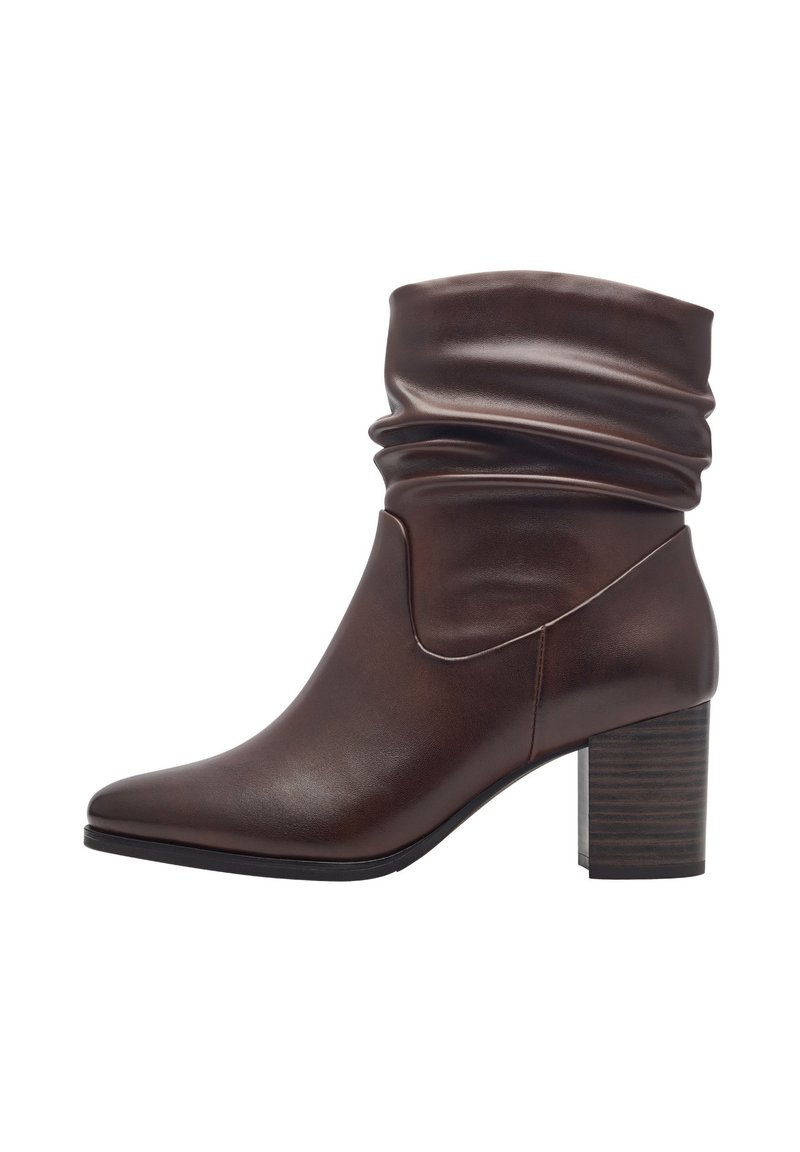 Bottines en cuir marron avec un haut tombant, un bout pointu et un talon bloc avec une finition en bois texturé. Surface lisse avec un minimum de détails.