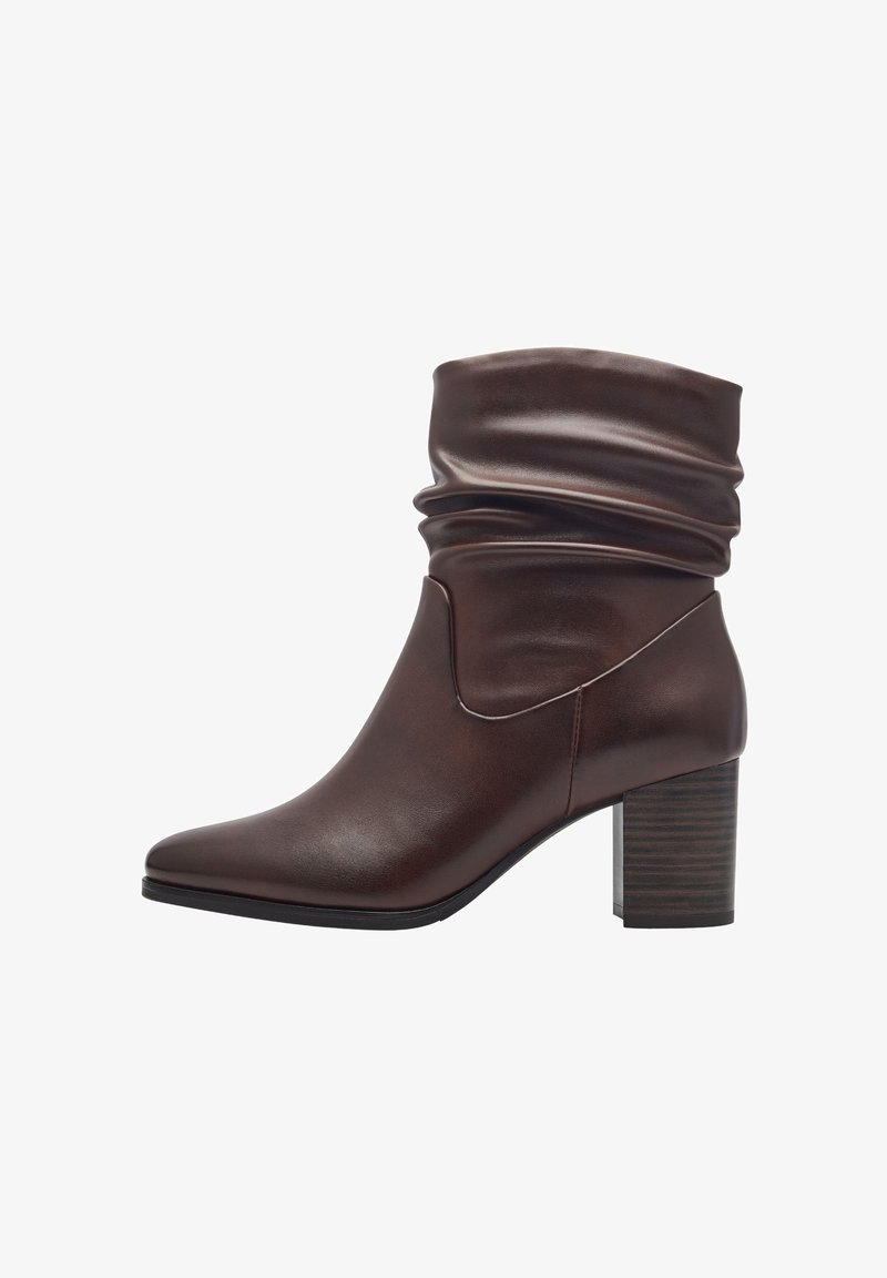 Brun läderankelboot med en slouchy topp, spetsig tå och klack i blockstil med en texturerad träfinish. Slät yta med minimal detaljering.