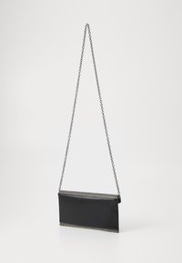 Pochette a tracolla nera rettangolare con un accento argentato testurizzato alla base e una tracolla regolabile. Materiale liscio con una forma piatta.