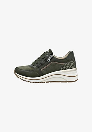 Donkergroene sneaker met zijrits, veters, patroon op de hak en dikke witte zool met bruine accenten.