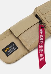 Alpha Industries CREW UTILITY BAG UNISEX - Bolsa de cintura - sand