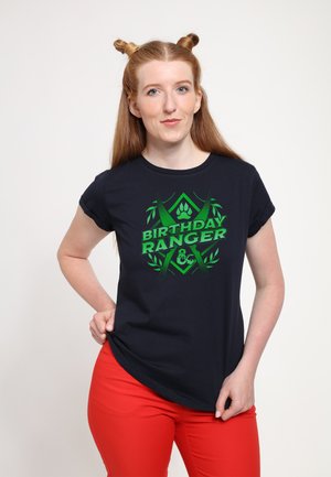 Marineblå t-shirt lavet af blødt stof, med et grønt grafisk design, der har teksten "BIRTHDAY RANGER" og dekorative elementer.