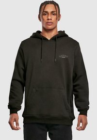 Sudadera negra de tejido texturizado, con un bolsillo tipo canguro, cordones y un pequeño logo en gris que dice "demon inside".