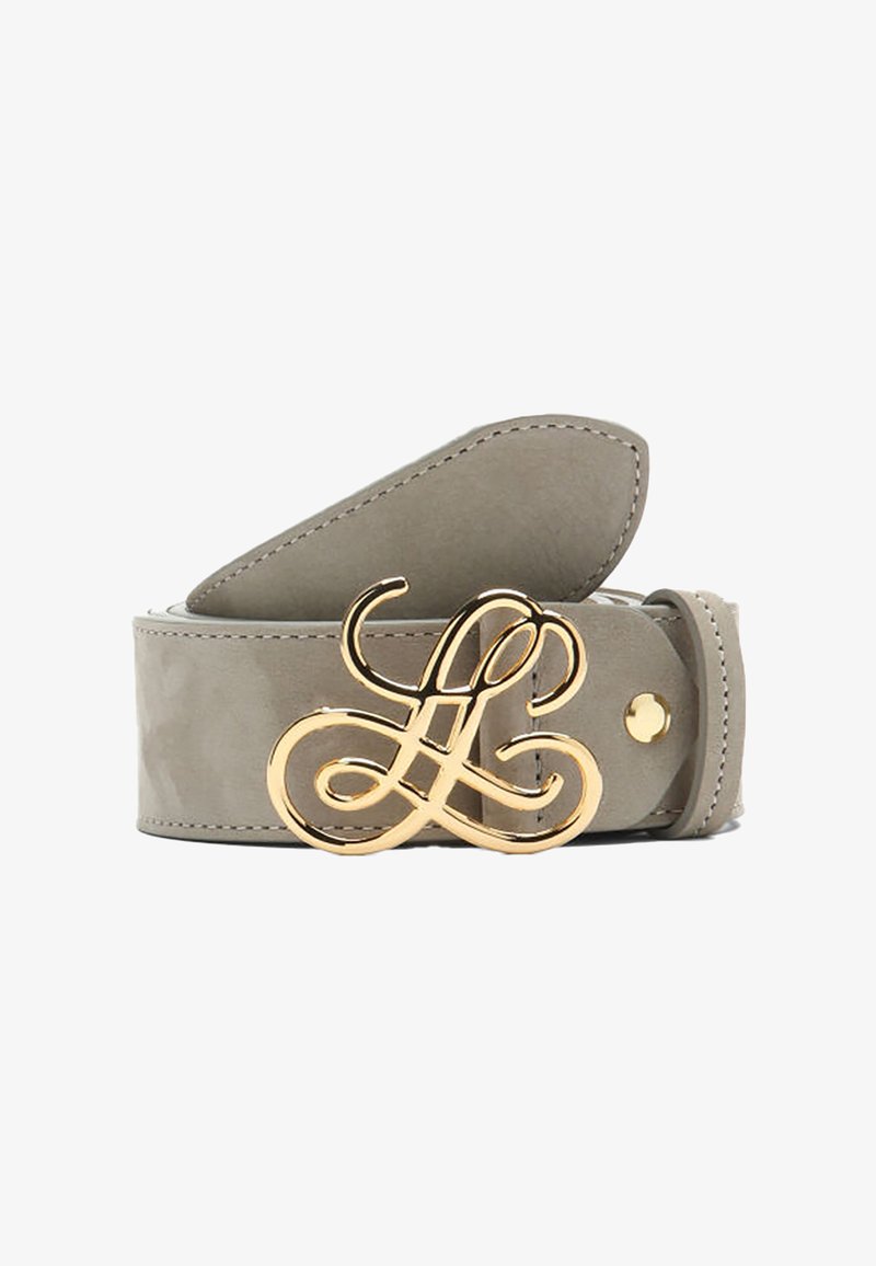 Taupefarbener Ledergürtel mit sichtbaren Nähten und einer goldenen, kunstvoll verschlungenen Buchstabenschnalle auf weißem Hintergrund.