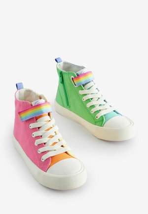 Hochschul-Sneaker aus pinkem, grünem und orangefarbenem Canvas. Mit einem Regenbogenriemen, weißen Schnürsenkeln und einer strukturierten Gummisohle. Reißverschluss an der Seite.