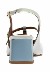 Bílé kožené sandály s modrým blokovým podpatkem, hnědým páskem, sponou na kotníku a hladkou texturou, zobrazující zadní pohled s minimalistickým designem.