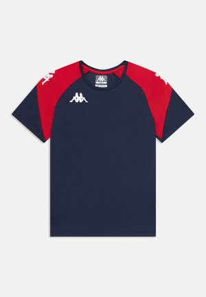 Sötétkék póló piros raglán ujjakkal. Fehér logo található mindkét vállán. Puha, könnyű anyagból készült, kerek nyakkivágással.