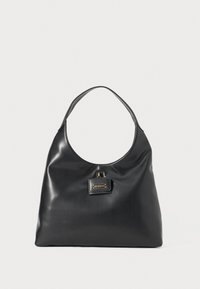 Geantă hobo din piele neagră, cu un singur mânere rotund pentru umăr, având un plăcuță cu sigla de culoare aurie pe partea din față. Textură netedă, design minimalist.
