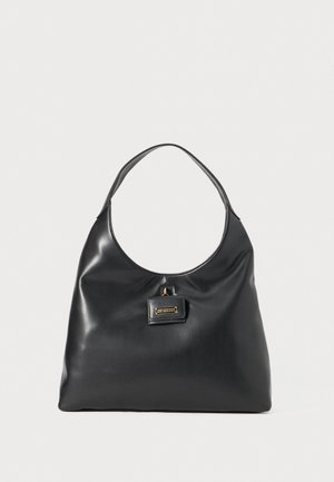 Saco hobo preto de couro com uma única alça arredondada para o ombro, apresentando uma placa com logotipo em tom de ouro na frente. Textura suave, design minimalista.