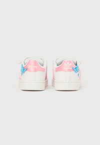Biele a ružové tenisky Adidas x Disney s modrými motýľovými ozdobami, zobrazené zozadu na jednoduchom bielom pozadí.