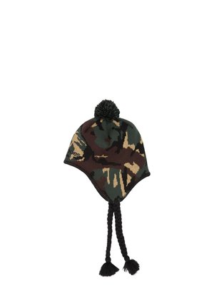 Gebreide wintermuts met oorflappen, zwart, groen en bruin camouflagepatroon, pompon bovenop en twee gevlochten kwastjes die naar beneden hangen.