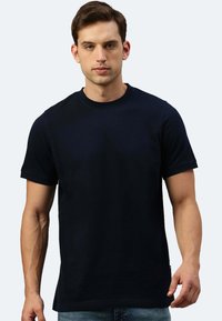 T-shirt a maniche corte blu navy realizzato in cotone, con scollatura a girocollo e design aderente, senza motivi o dettagli visibili.