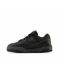 Basket noir avec un dessus en cuir lisse, des accents texturés, une semelle en caoutchouc et un logo bien visible sur le côté. Système de fermeture à lacets.