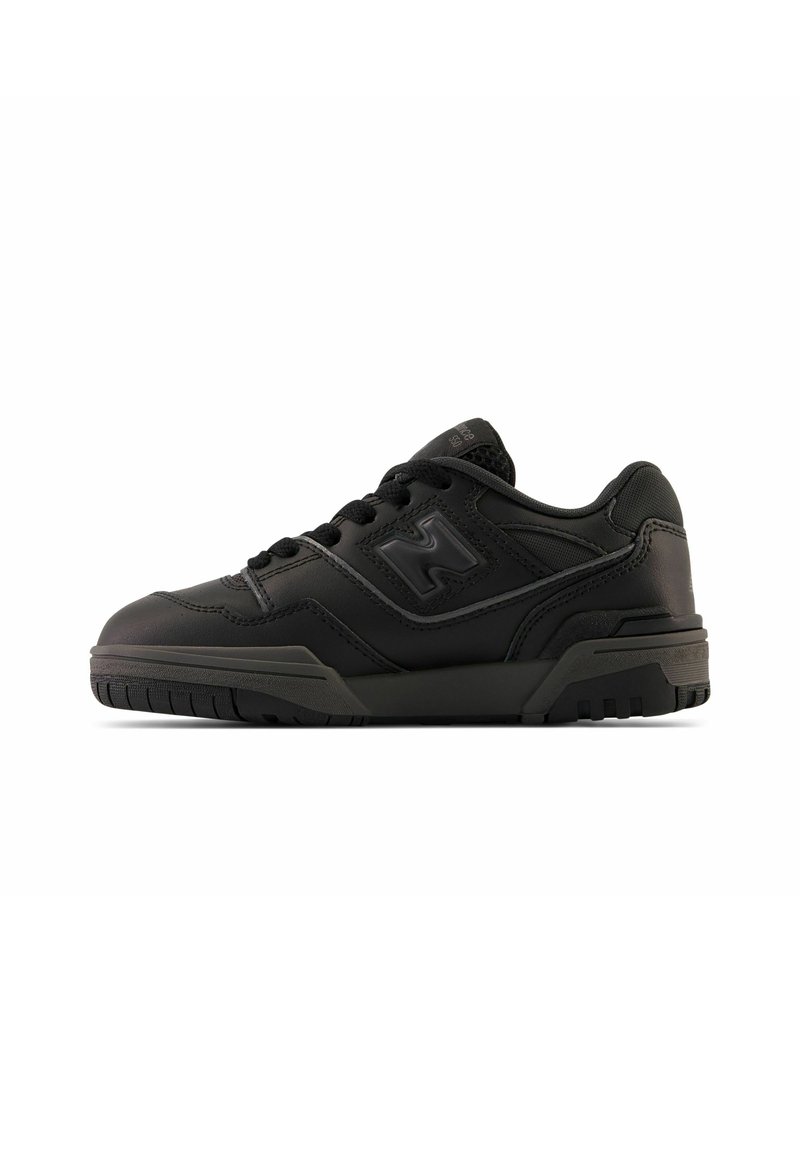 Basket noir avec un dessus en cuir lisse, des accents texturés, une semelle en caoutchouc et un logo bien visible sur le côté. Système de fermeture à lacets.