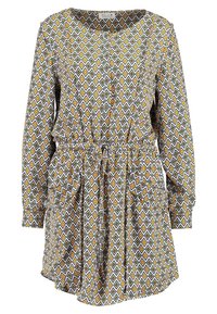 Abito camicia a maniche lunghe con motivo a diamante in giallo, nero e bianco. Presenta una vita stretta e due tasche frontali. Tessuto morbido.