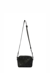 Bolso bandolera negro hecho de cuero texturizado, con patrones en relieve, cierre de cremallera y una correa ajustable. Forma rectangular compacta.