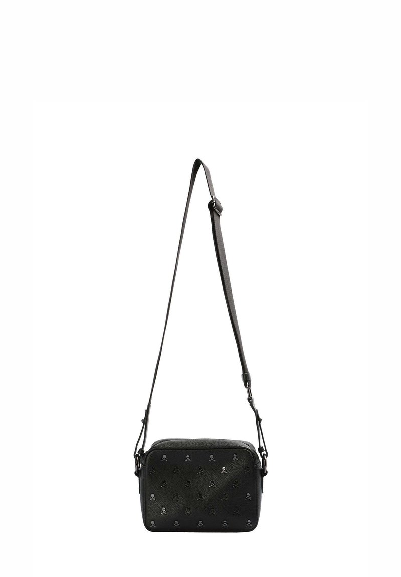 Bolso bandolera negro hecho de cuero texturizado, con patrones en relieve, cierre de cremallera y una correa ajustable. Forma rectangular compacta.