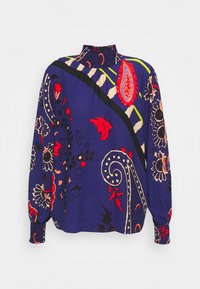Langarmblouse in kobaltblauw met abstracte bloemen- en paisleypatronen in rood, roze en zwart. Kenmerkt zich door een hoge hals en geplooide mouwen.