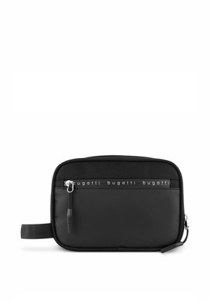 Bolsito de viaje negro con superficie texturizada, compartimento principal con cremallera, bolsillo frontal con banda de logo y asa de bucle en el costado.
