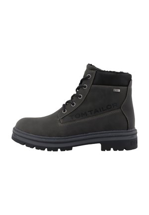 Botte noire mi-hauteur à lacets avec semelle épaisse, coutures visibles et marque "Tom Tailor" sur le côté, avec un col rembourré et des œillets métalliques.