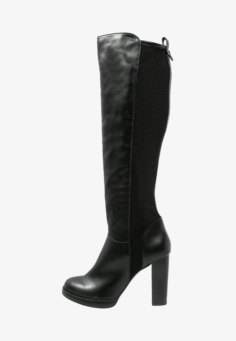 Stivale nero da donna alto fino al ginocchio con tacco a blocco alto, punta arrotondata e linguetta sul retro, che unisce materiali in pelle e suede.