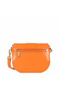 Borsa a tracolla in pelle arancione brillante con forma curva, pattina superiore, tasca frontale con zip e dettagli in metallo dorato. Cinghia regolabile inclusa.