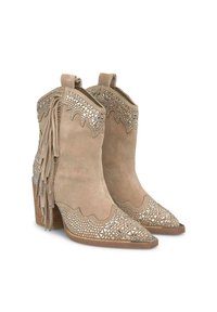 Botas de cowboy de ante marrón con flecos, bordes festoneados y acentos de tachuelas. Tacón de madera gruesa con diseño de punta afilada.