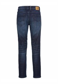 Jean en denim bleu foncé avec une coupe droite, présentant deux poches arrière et un patch en cuir marron à la taille. Fini propre.