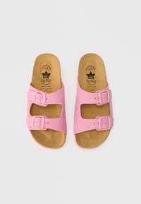 Ružové syntetické šľapky s dvoma nastaviteľnými prackami, otvorenou špičkou a polstrovanou hnedou stielkou. Ploché podrážky s textúrovaným protišmykovým povrchom.