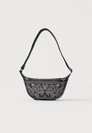 Sac bandoulière noir avec motif cachemire blanc complexe et sangle réglable sur un fond clair uni.