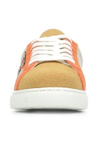 Sneaker in suede marrone con accenti in tessuto arancione, lacci bianchi e una suola in gomma bianca testurizzata. Presenta un sottile dettaglio glitterato sul lato.