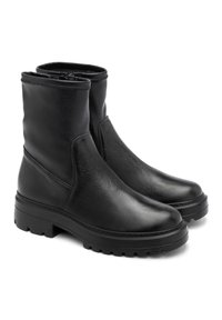 Schwarze Lederstiefeletten mit strukturiertem Finish, knöchelhohem Design, seitlichen elastischen Einsätzen und einer auffälligen Gummisohle.