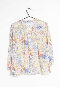 Blusa in tessuto leggero con motivo floreale. Caratterizzata da un collo rotondo, maniche lunghe e un design plissè con stampe floreali multicolori.