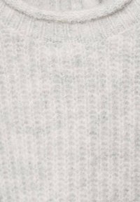 Hellgrauer Strickpullover mit weicher Textur, der über ein geripptes Design und einen runden Ausschnitt verfügt. Der Stoff wirkt gemütlich und warm.