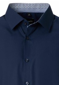 Navy blauwe mannen dress shirt met een patroon aan de binnenkant van de kraag, knoopsluiting aan de voorkant en een spread collar stijl.