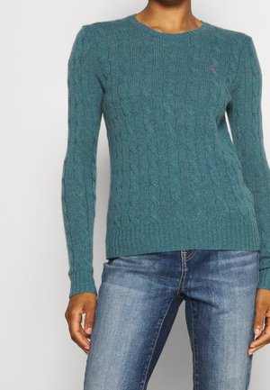 Türkisfarbener Strickpullover aus weichem Material mit Rundhalsausschnitt und gerippten Bündchen. Verfügt über ein kleines gesticktes Logo auf der linken Brust.