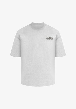 Grijze katoenen t-shirt met korte mouwen, ronde hals en klein logo op de linkerkant van de borst. Zachte textuur en normale pasvorm.