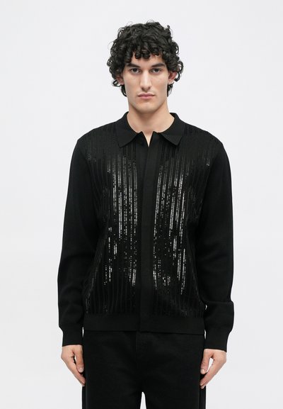 Cárdigan negro con un frontal de lentejuelas, diseño de botones, mangas largas y un cuello clásico. Tejido suave con acentos brillantes.
