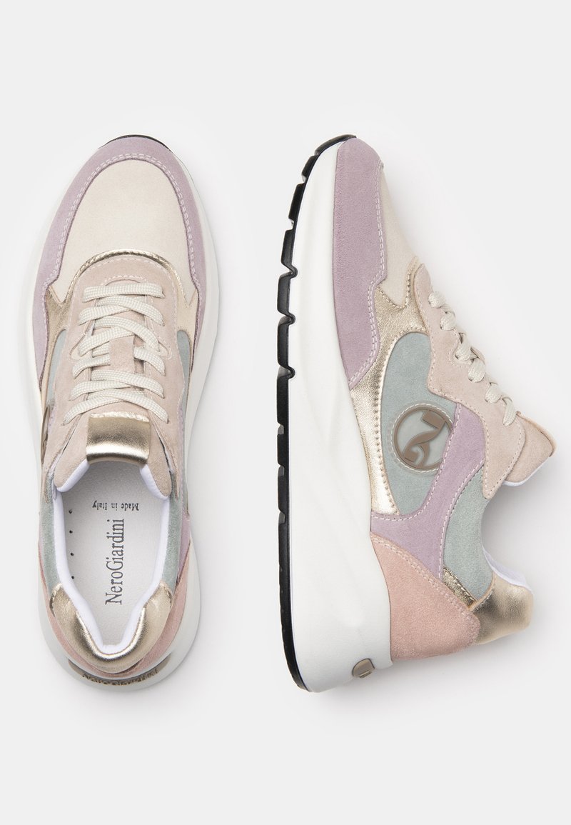 Sneaker retrò beige e rosa con dettagli in suede e metallo, design con lacci, suola imbottita e logo laterale.
